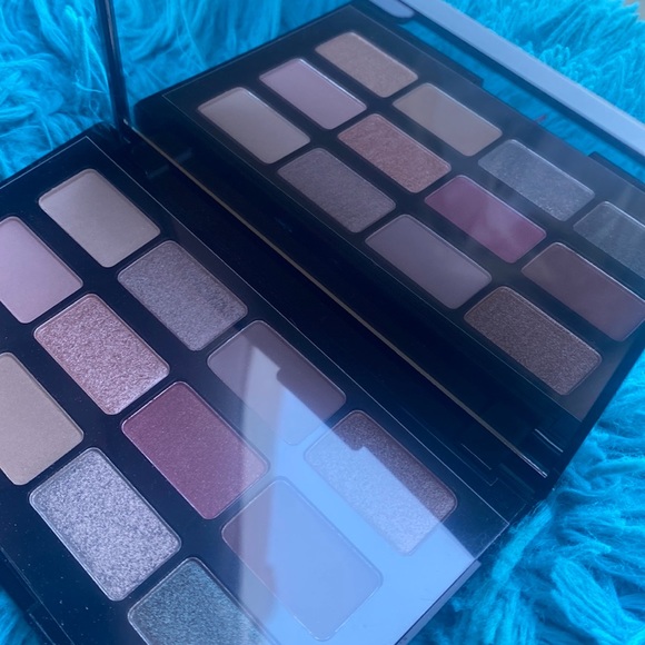 The Casual Collection Multi-Finish Eyeshadow Palette - Picture 5 of 7